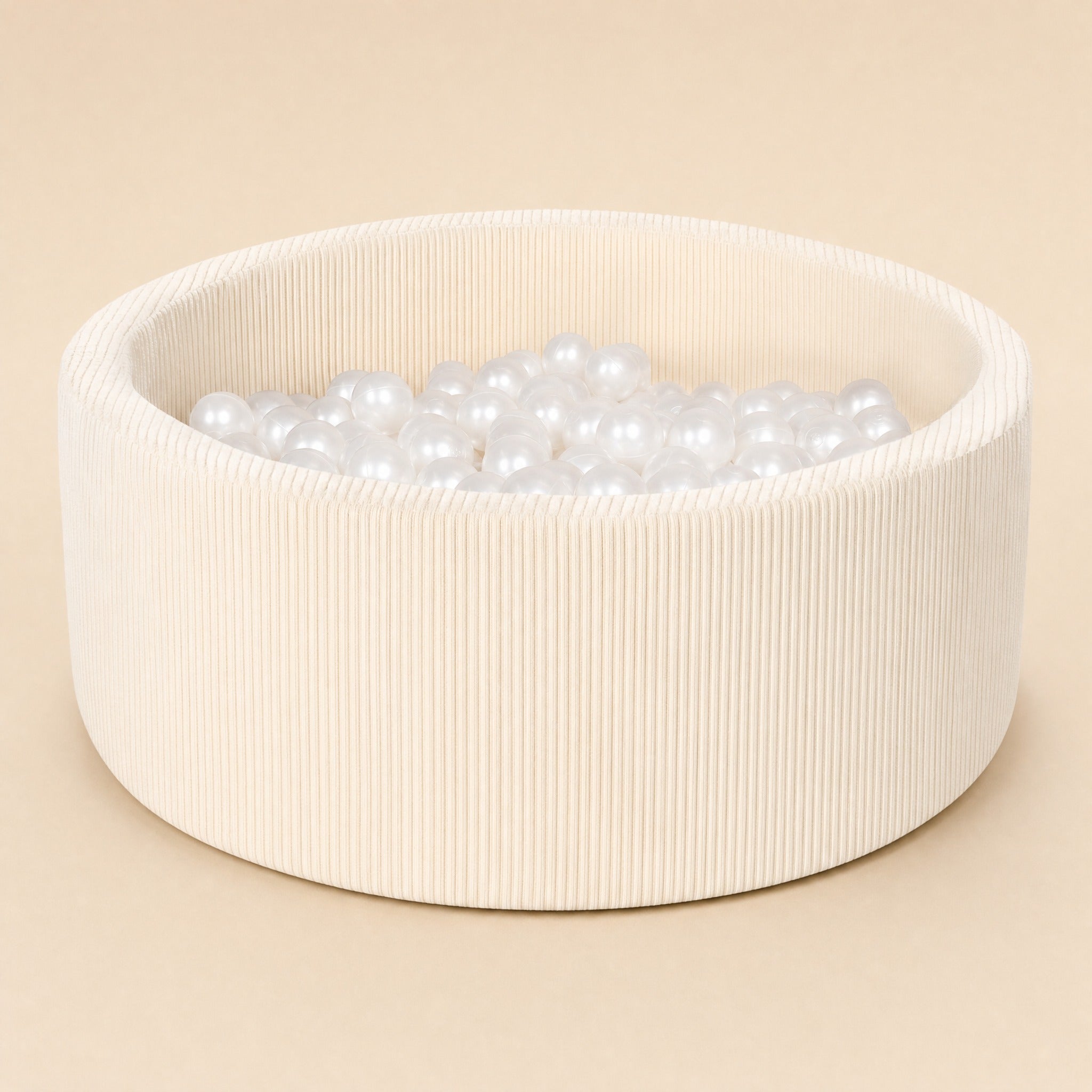 Runder Bällepool aus Cord in Creme mit perlweißen Bällen