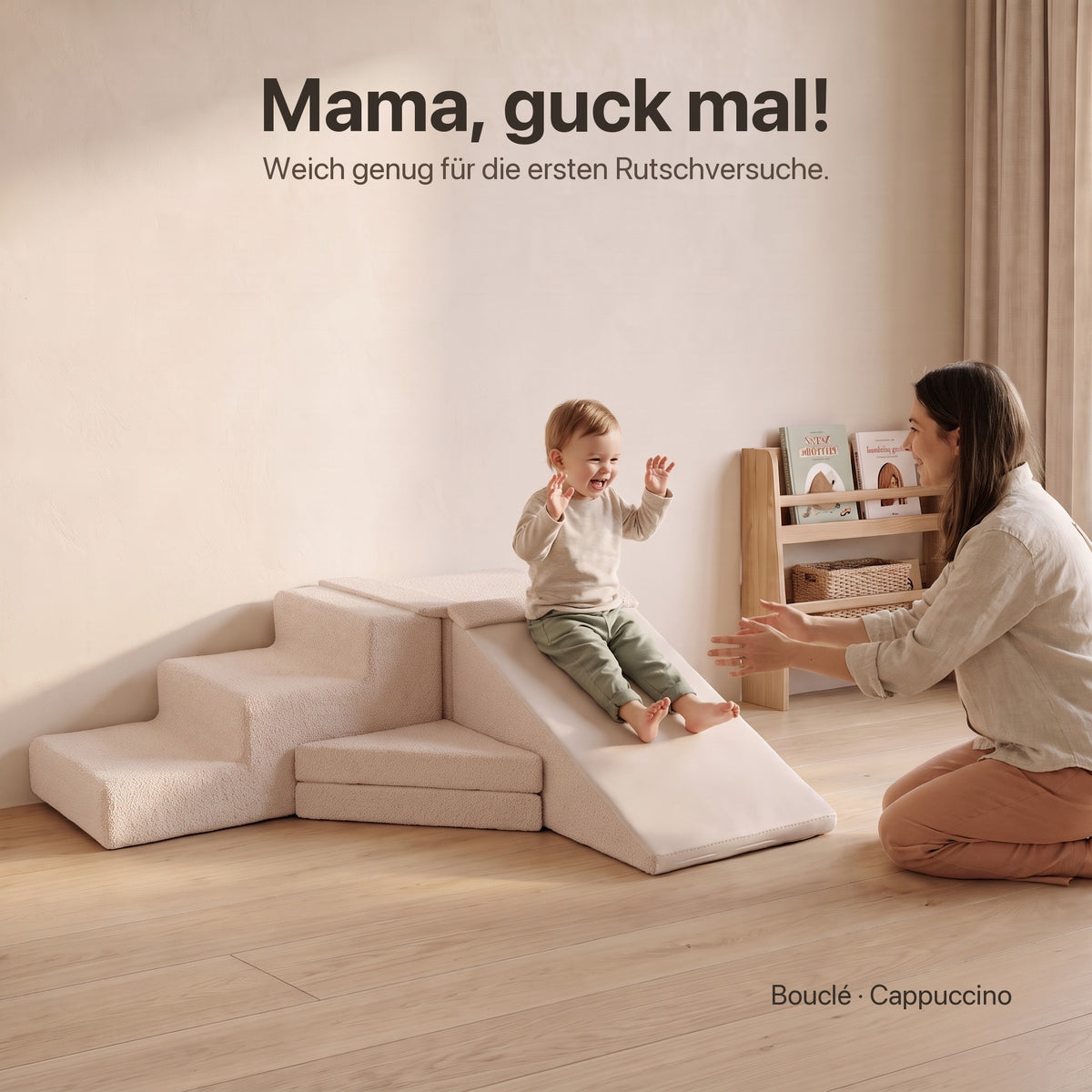 Kind rutscht auf der Großen Wuselrutsche in Bouclé Cappuccino, Mama fängt es auf