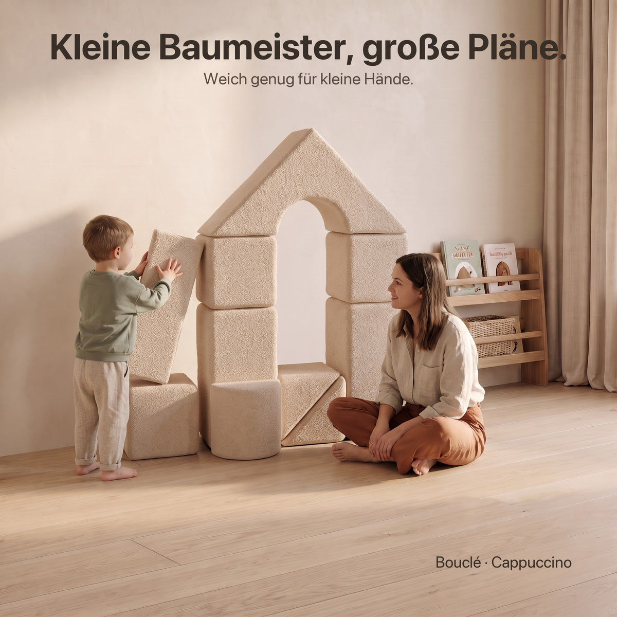 Kind baut mit dem Wuselschloss in Bouclé Cappuccino, Mama schaut zu