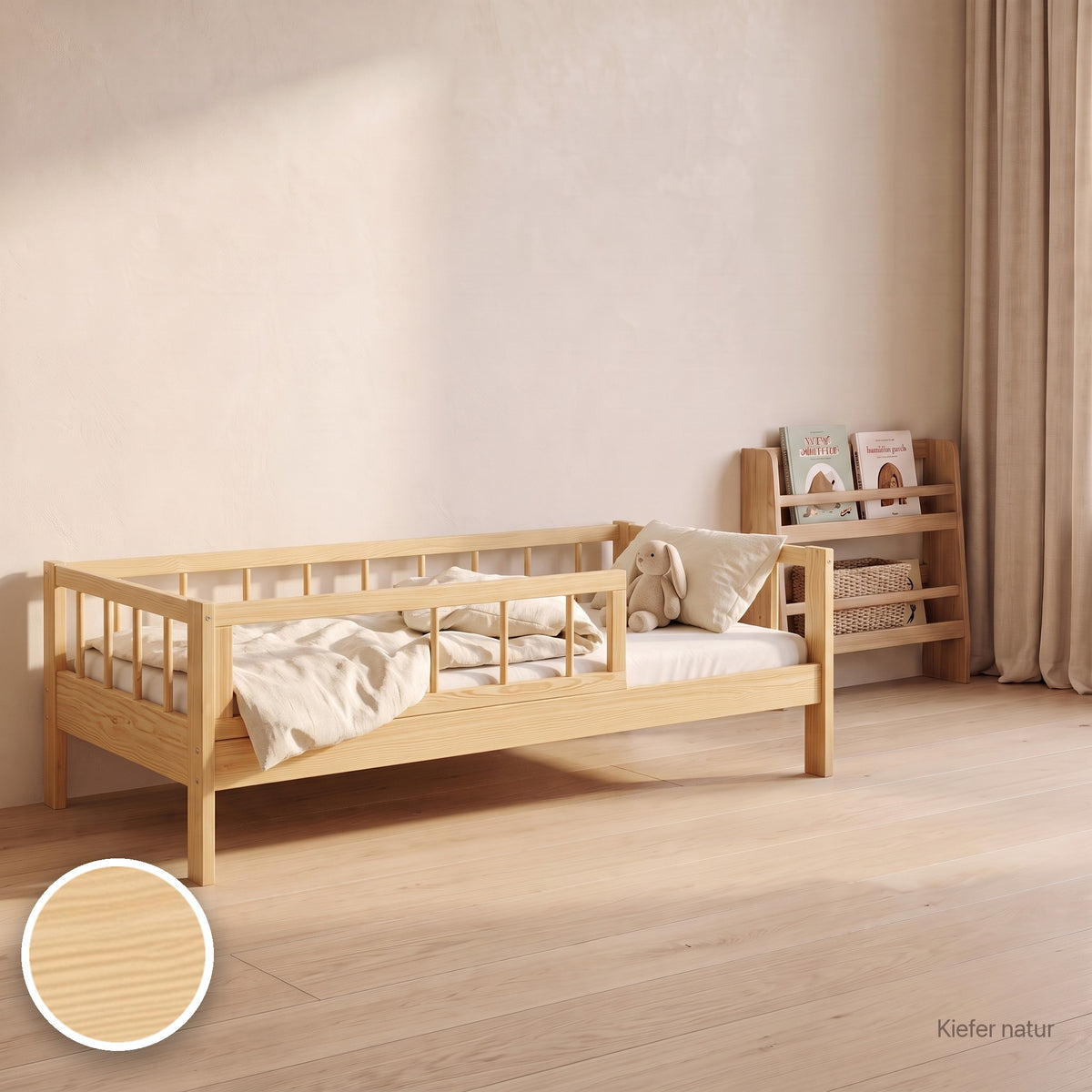 Kinderbett mit Rausfallschutz in Kiefer natur im Kinderzimmer