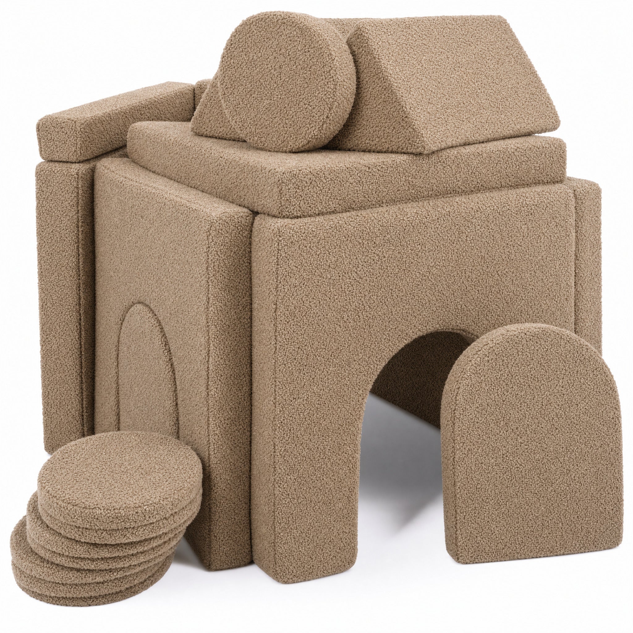 Aus dem Spielsofa gebautes Haus mit Giebeldach und Torbogen